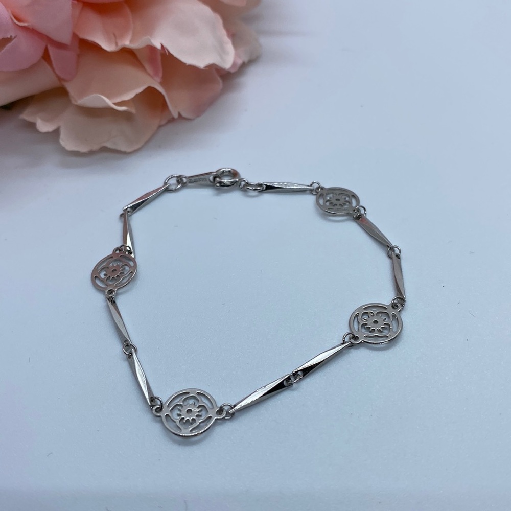Vintage ❤️ Dainty Silver Marked AVON bracelet